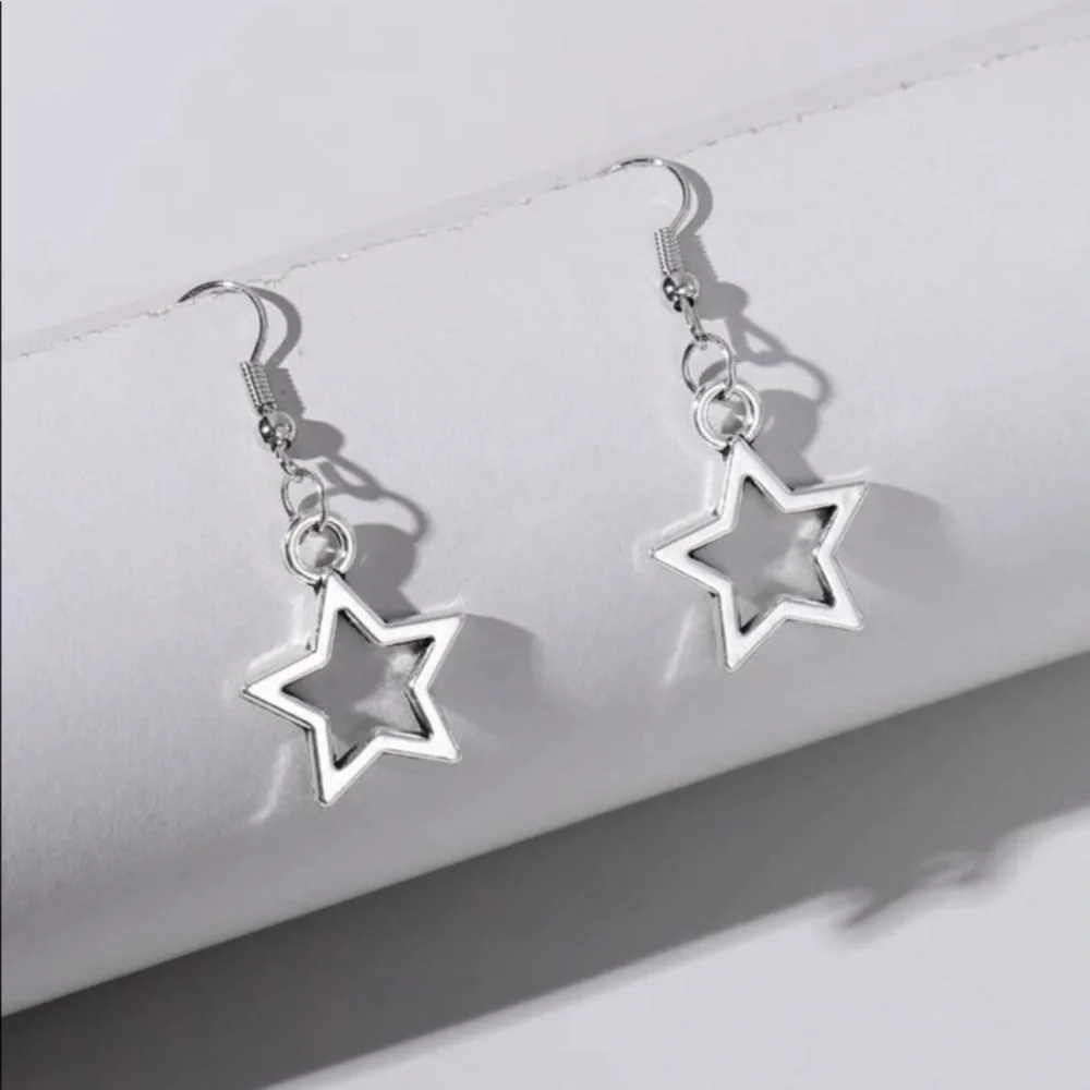 ๐๏ธ Star charm drop earrings - Picture 2 of 3